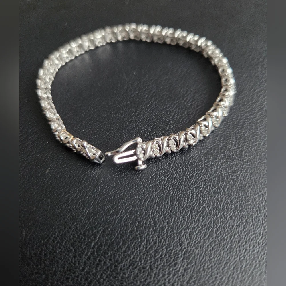 NEW WOMENS 10 K WHITE GOLD WITH 1 CT GENUINE DIAMONDS 7 in LONG TENNIS BRACELET - Picture 1 of 5